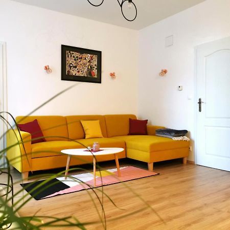 Cozyhome The Castle Apartment - Spacious, Quiet, High Ceiling Bratislava Exterior foto