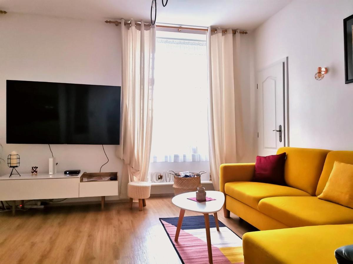 Cozyhome The Castle Apartment - Spacious, Quiet, High Ceiling Bratislava Exterior foto