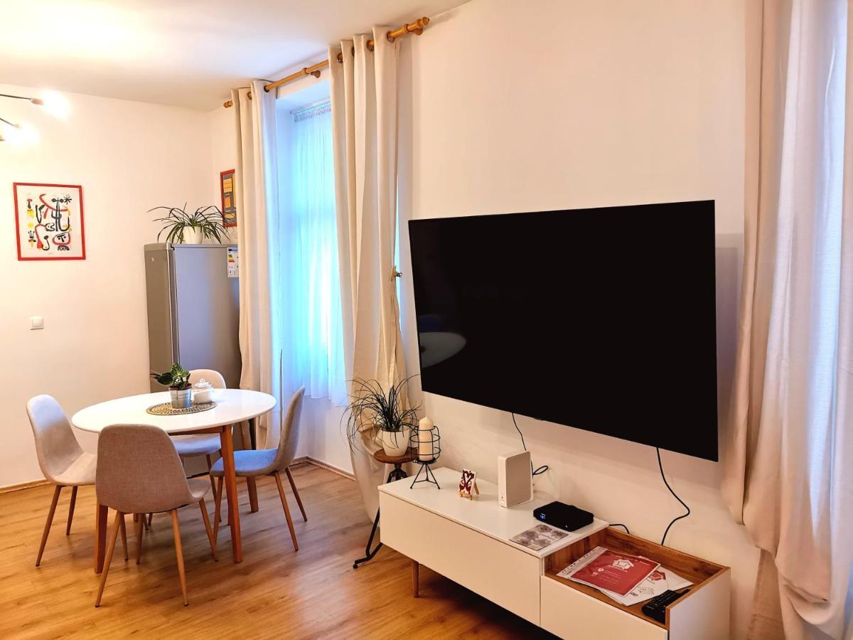 Cozyhome The Castle Apartment - Spacious, Quiet, High Ceiling Bratislava Exterior foto